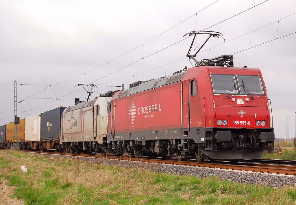 The swiss company CROSSRAIL rides this containertrain in doubbletraction with the class 185 locomotives on it's way southwards......30th. march 2012