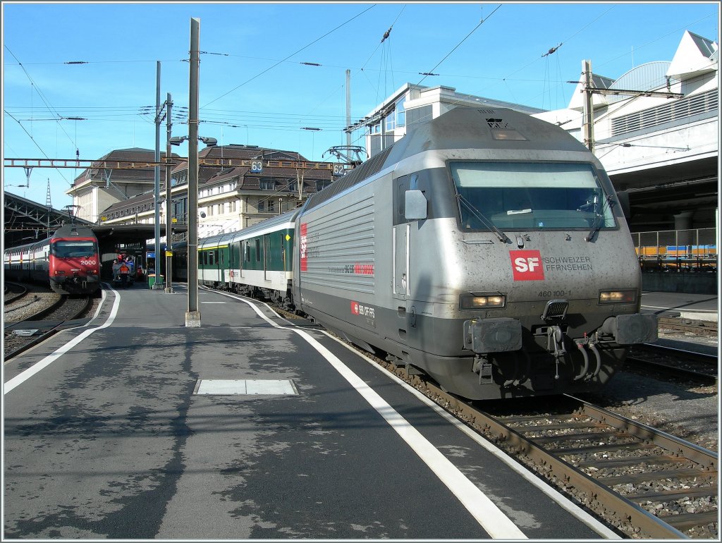 The Swiss-television (SF)Re 460 100-1 with a Interregio in Lausanne.
09.02.2007