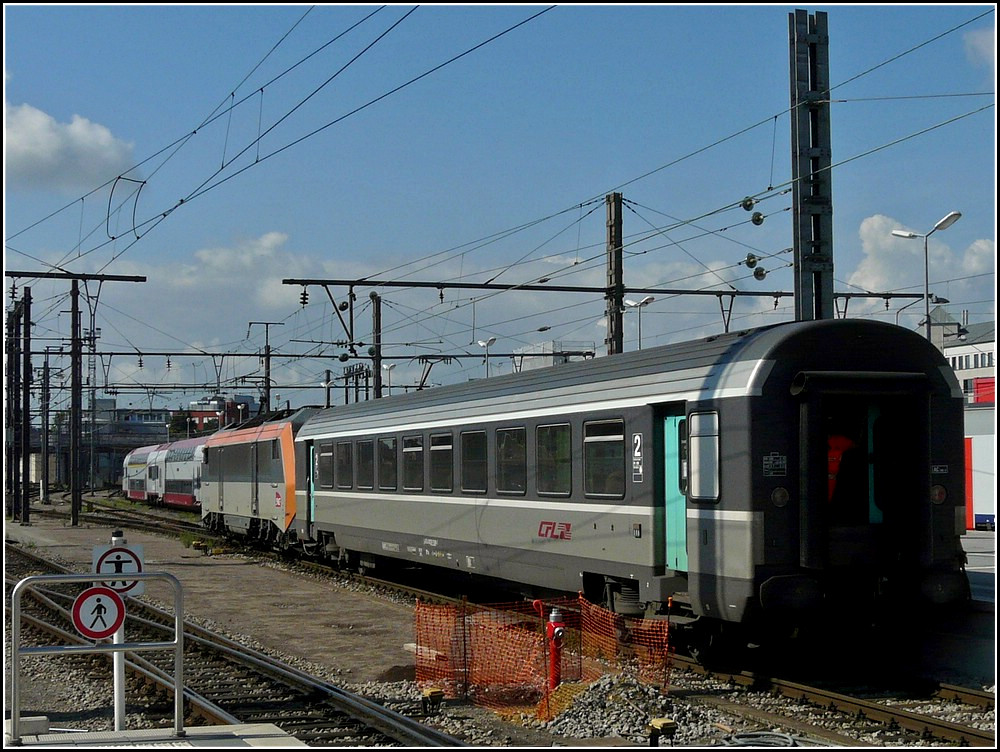 The Sybic BB 26146 is hauling a CFL Corail wagon through the station of Luxembourg City on August 6th, 2010.