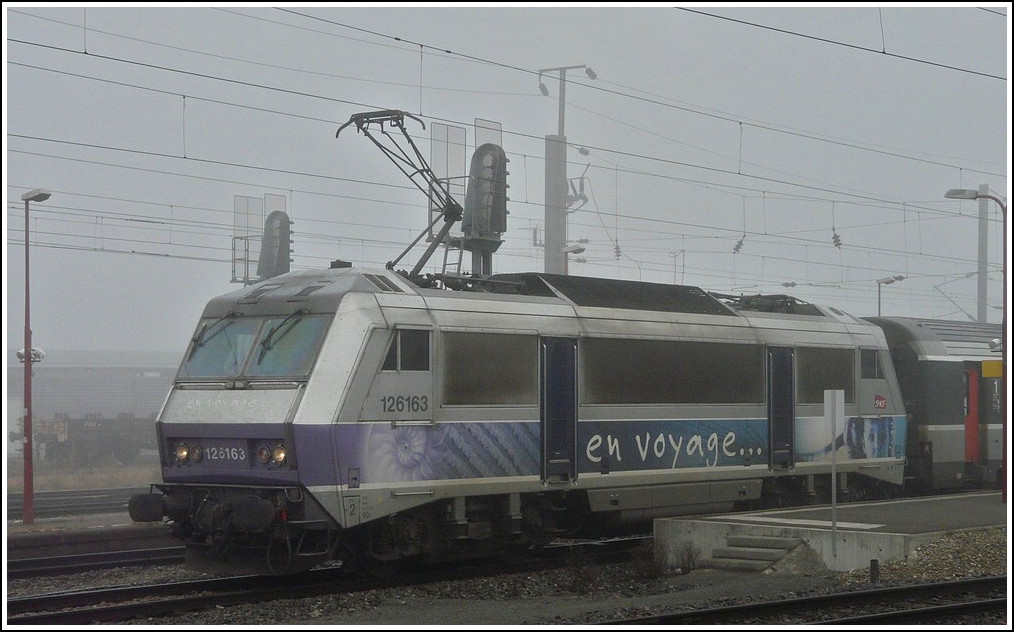 The Sybic BB 26163 in the nice  en voyage  design is entering into the main station of Strasbourg on October 29th, 2011. 
