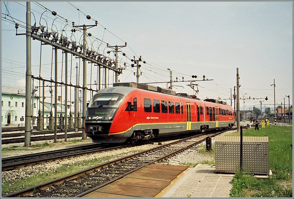 The SZ 312 007 to Sezana is leaving Ljubljana. 
(autumn 1996/scanned negative)
