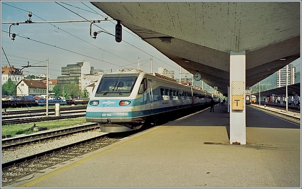 The SZ ICS 310 002 in Ljubljana. 
(analog picture/03.05.2001)