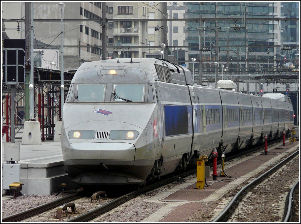 The TGV Atlantique/Rseau unit 553 is leaving the station of Luxembourg City on Febbruary 24th, 2009.