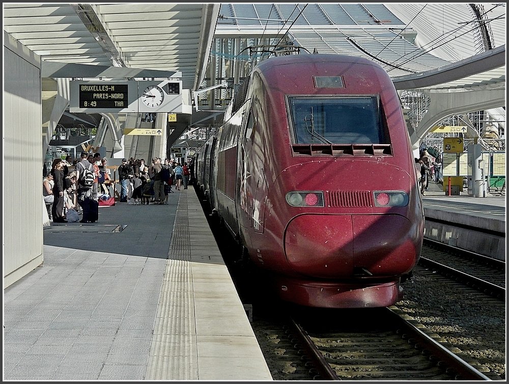 The Thalys to Paris Nord is waiting for passengers at the station Liège Guillemins on May 30th, 2009.