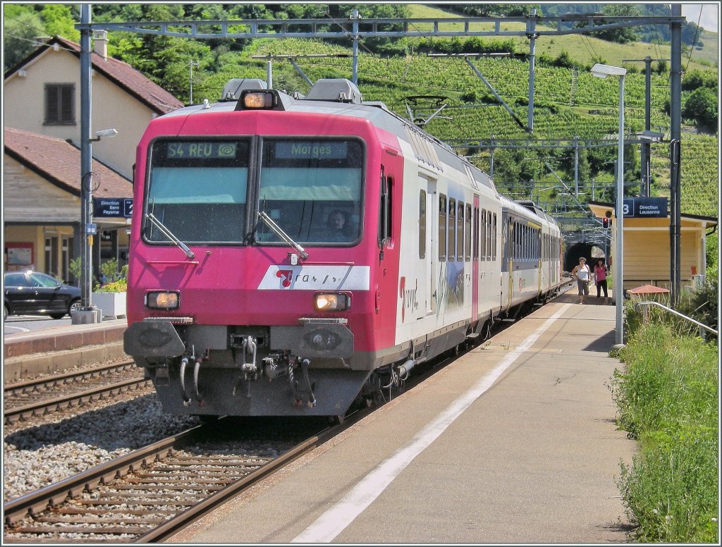 The  travys  line was in work and the  travys  are comming to help the SBB. Here a S4 to Morges by the Stop in Grandvaux.
Sommer 2008 