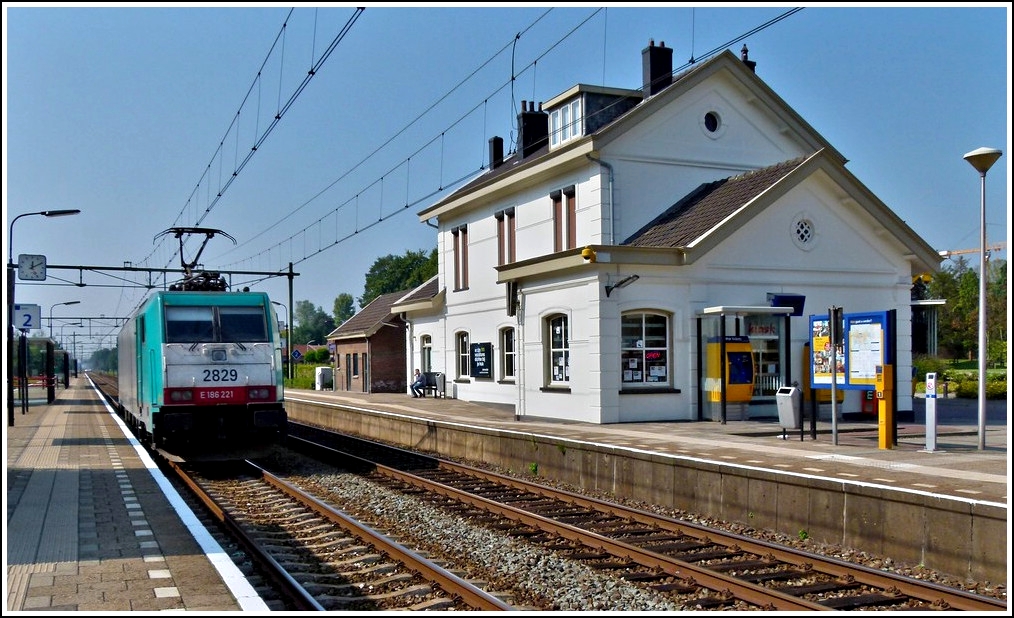The TRAXX 2829 is running alone through the nice station of Oudenbosch on September 3rd, 2011.
