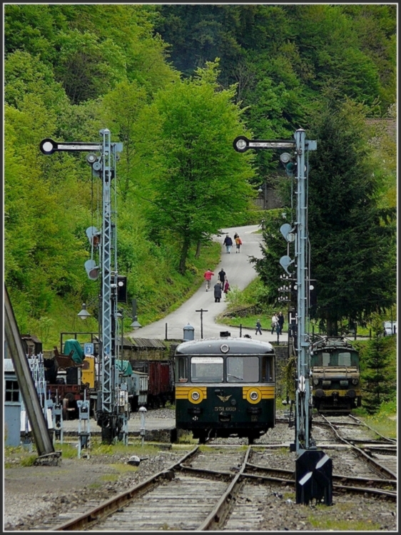 The Uerdinger railcar pictured between the semaphores in Fond de Gras on May 3rd, 2009. 