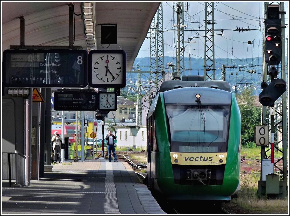 The Vectus VT 256 is arriving at the main station of Koblenz on June 23rd, 2011.