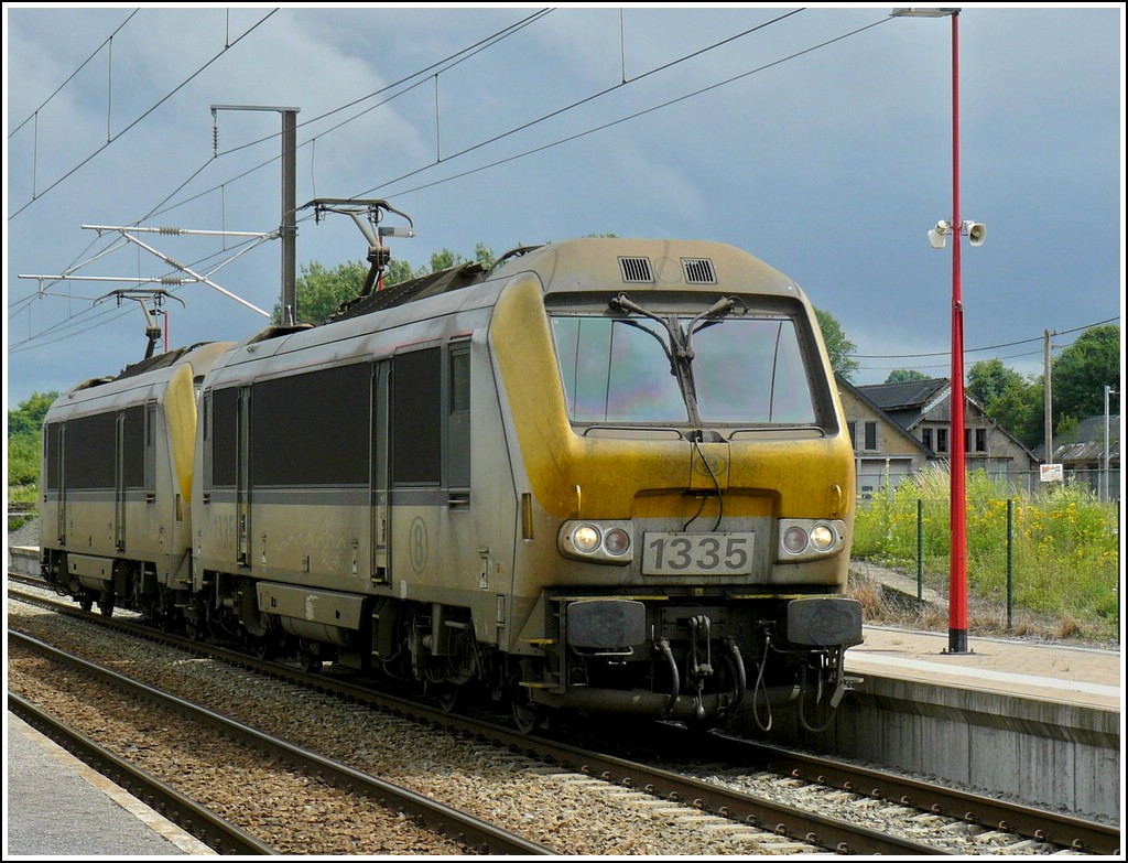 The very dirty HLE 1335 and the HLE 1341 are running through the station of Florenville on June 28th, 2008.