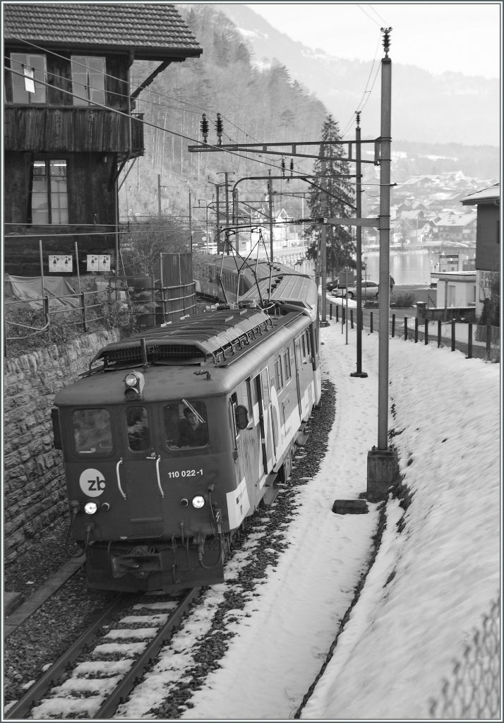 The  zb  De 110 022-1 by Brienz on the way to Interlaken East. 
05.02.2011