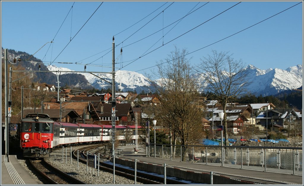 The  zb  De 110 022-1 is arriving with his IR in Brienz. 
09.02.2011