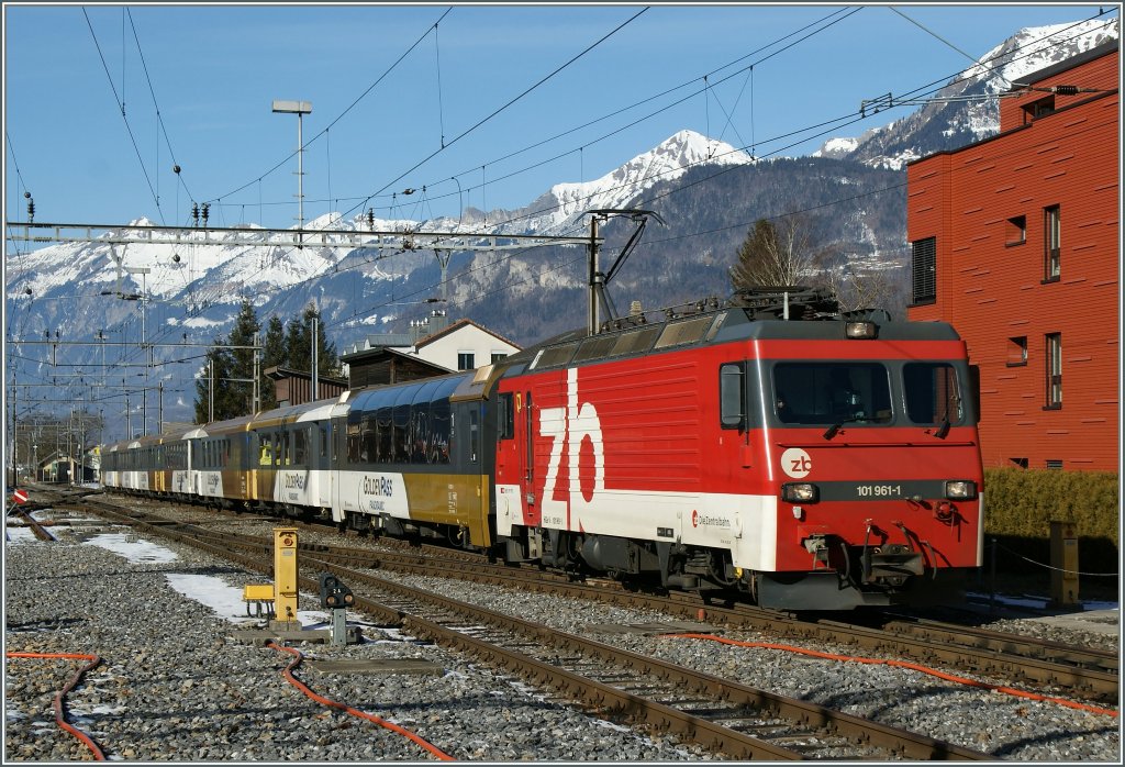 The  zB   HGe 101 961-1 is arriving wiht the GoldenPass 2218 from Luzern to Interlaken (- Montreux) in Meiringen.
05.02.2011