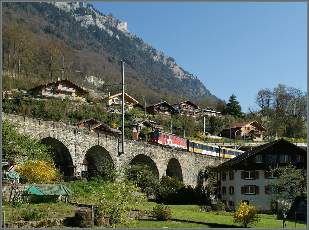 The  zb  on the viaduct by Ringgenberg. 
09.04.2011