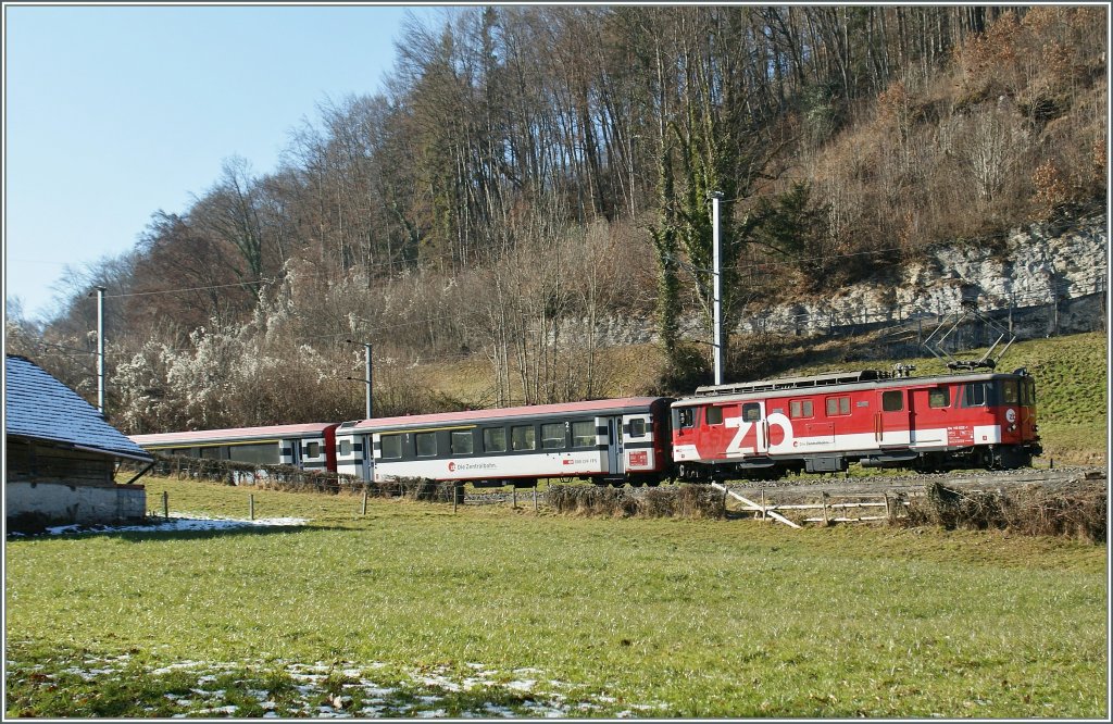 The  zb  (Zentralbahn) De 910 022-1 with Goldenpass-IR between Ringenberg and Niederried. 02.05.2011