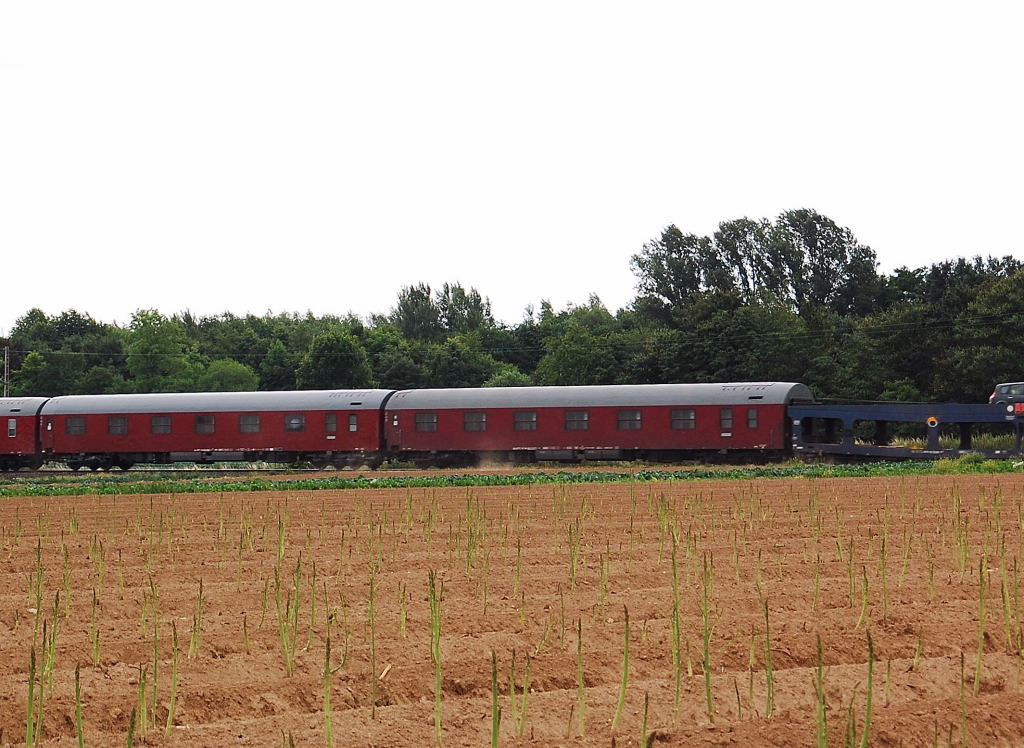 These are some of the sleepingcars of the internationalcartrain from Alessandria in Italy to Eindhoven in the Netherlands. It went by on sundaymorning about a quatre to eleven am. Pulled is the train by an german class 110 locomotive until Venlo Nl.
24th. of June 2012