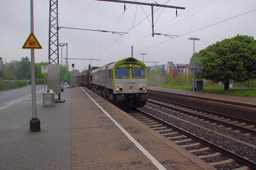 This belgium class 66 from the Captrain Company rides through the mainestation of Rheydt....at the holding sidings its changes from one end of the train to the other.
After that, it changes direction of ride. Why this presidur? The right rhineline was closed the weekend from 4th of mai 2012 to tuesday 8th mai 2012, for the change from the manuel switchboxes to an centeralswitchbox.....so every train that went to the netherlands, it must take the line over Viersen and Venlo......5th mai 2012