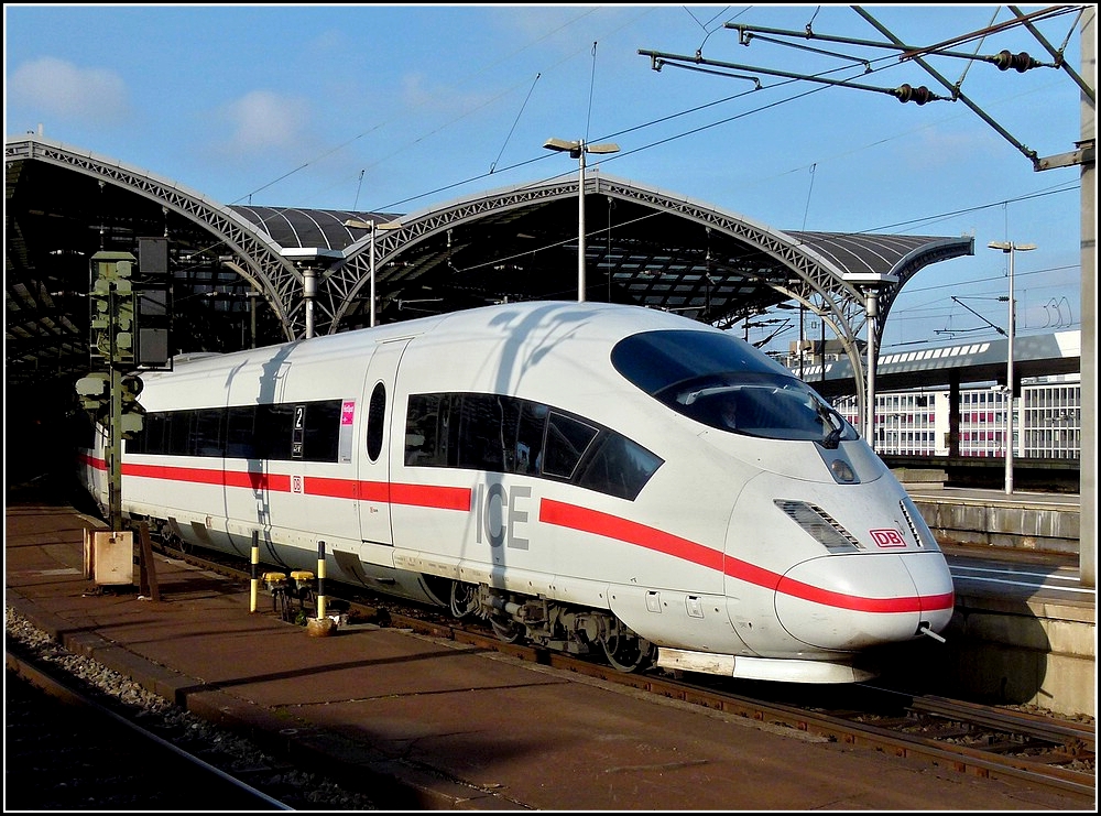 This ICE 3 unit is leaving the main station of Cologne on November 20th, 2010.