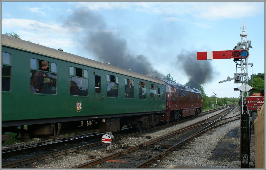 This is not a steamer, this is a diesel engine wich is leafing in Corfe Castle.
08.05.2011