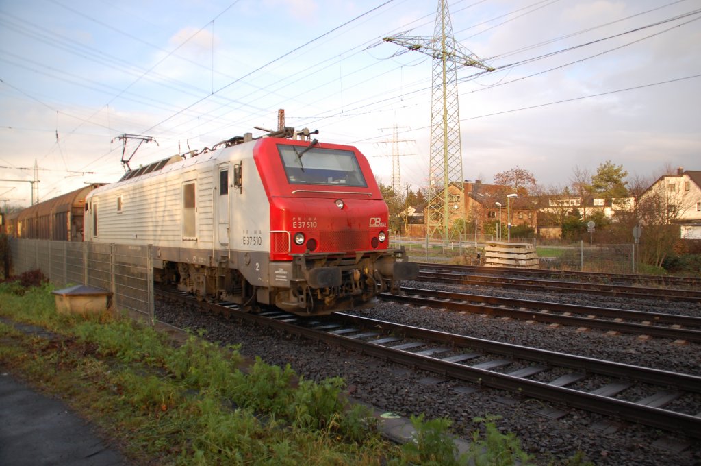 This picture shows an french frighttrainlocomotive at Lintorf-station in Germany, that went southward. Lintorf belongs to the city of Ratingen near Dsseldorf in the federalstate Northrhine-Westphalia. It passes an railroadline that is usuly used by frighttrains in the maintime. The photo is shot on the 17th of december 2011