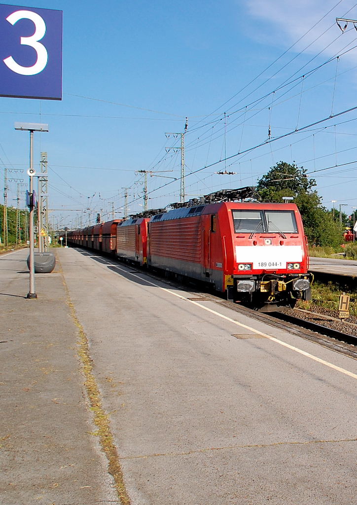 Those two electricel locomotves of class 189 owned by the DB-AG, passes track 3 of Emmerich station with layed down pantographs.....the are riding straigth throug the AC/DC powerchangesection at this borderstation between Germany and the Nederlands....so when the switched the transformer on the dutchsystem, the pantographs will rise again and the locomotives bringin' there train straigth in to the habour of Rotterdam. Sunday 12th of august 2012