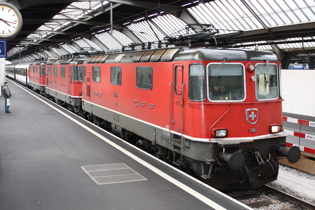 three Re 4/4 on one local train !! Zuerich Main Station