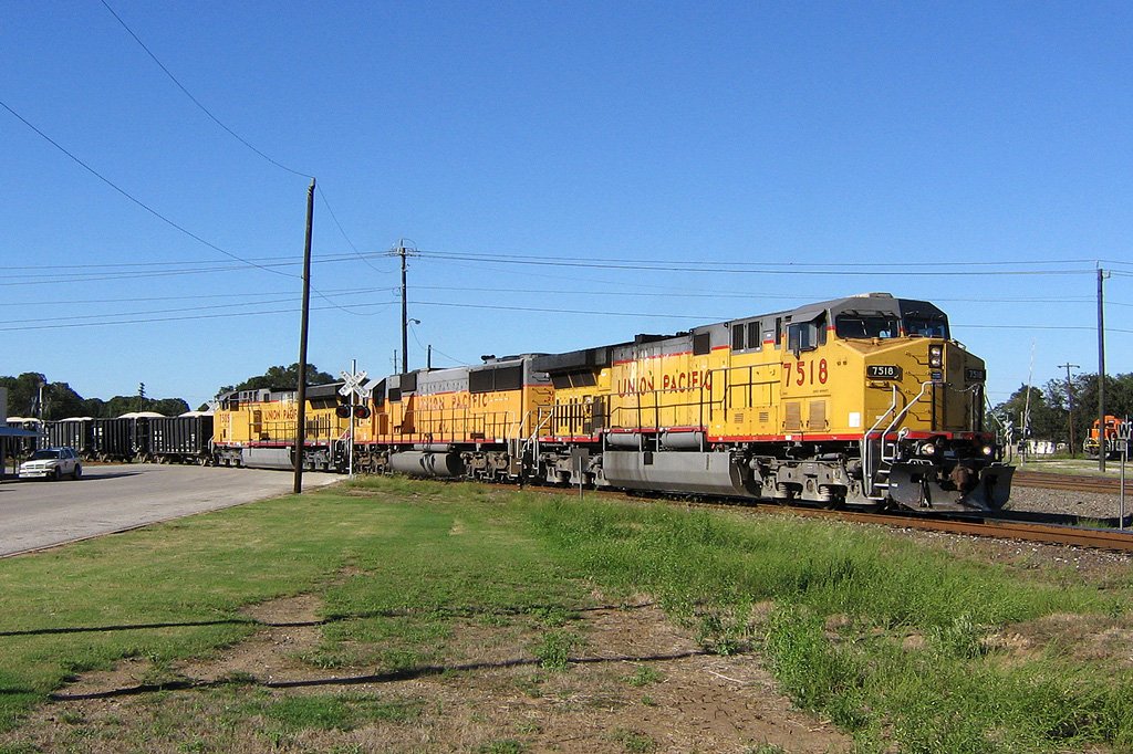 Three Union Pacific engines with a freight train in Sealy (Texas) on 23.10.2007. The engines have to pull 128 cars loaded full with gravel.