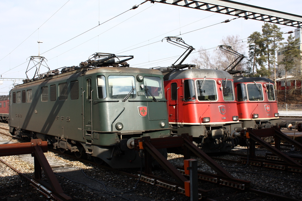 together with several Re 6/6, this Ae 6/6 spends the weekend in Buelach