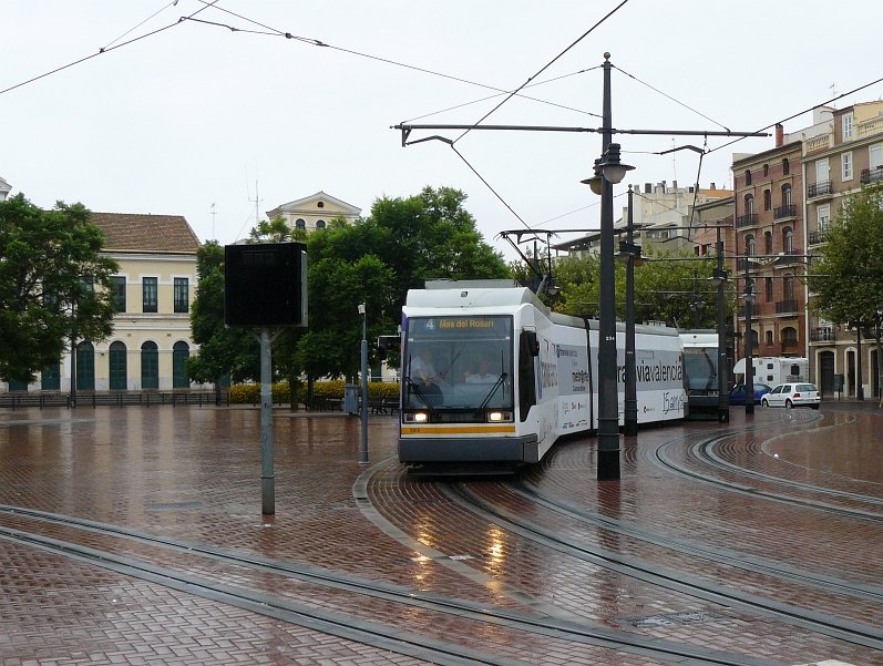 Tram 3818. Here was in the past a narrow gauge railway station. The stationbuilding is now used as a policestation. Valencia 05-09-2009.