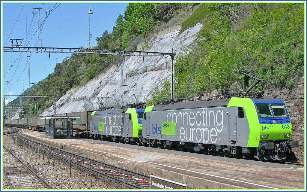 Two BLS 485 with a cargo Train in Hohtenn. 
10. Mai 2007