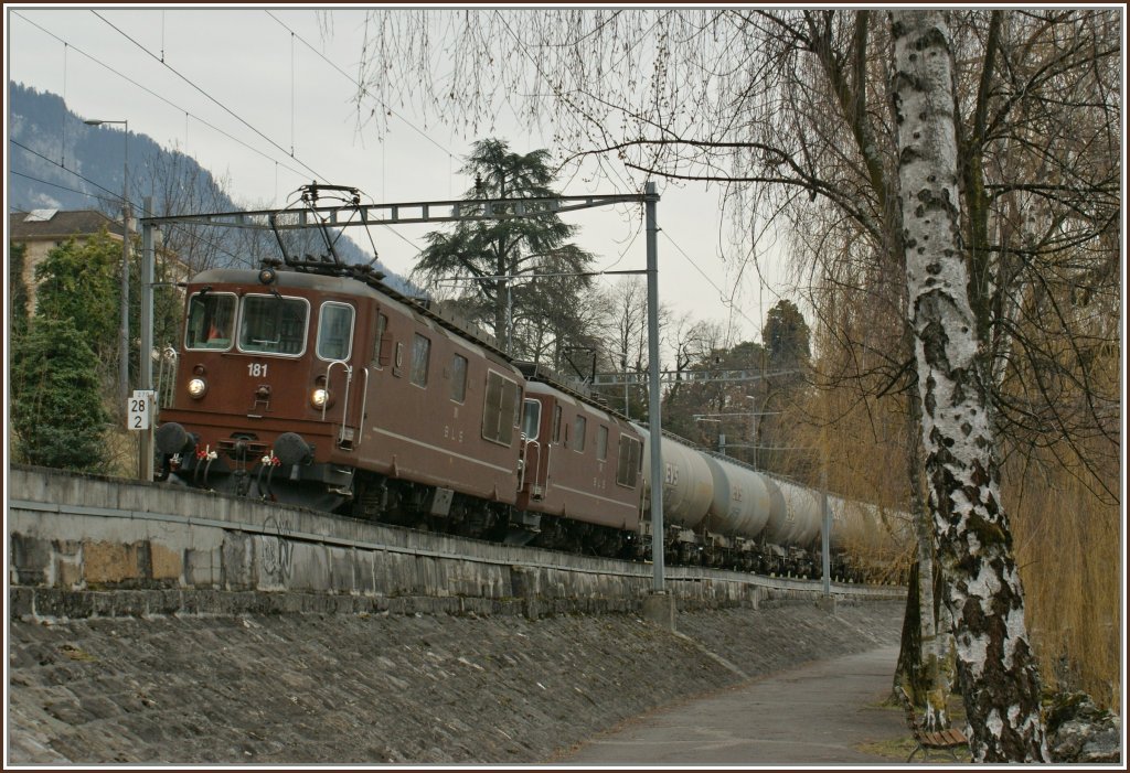 Two BLS Re 4/4 wiht a Cargo-Train bei Villeneuve. 
03.03.2010