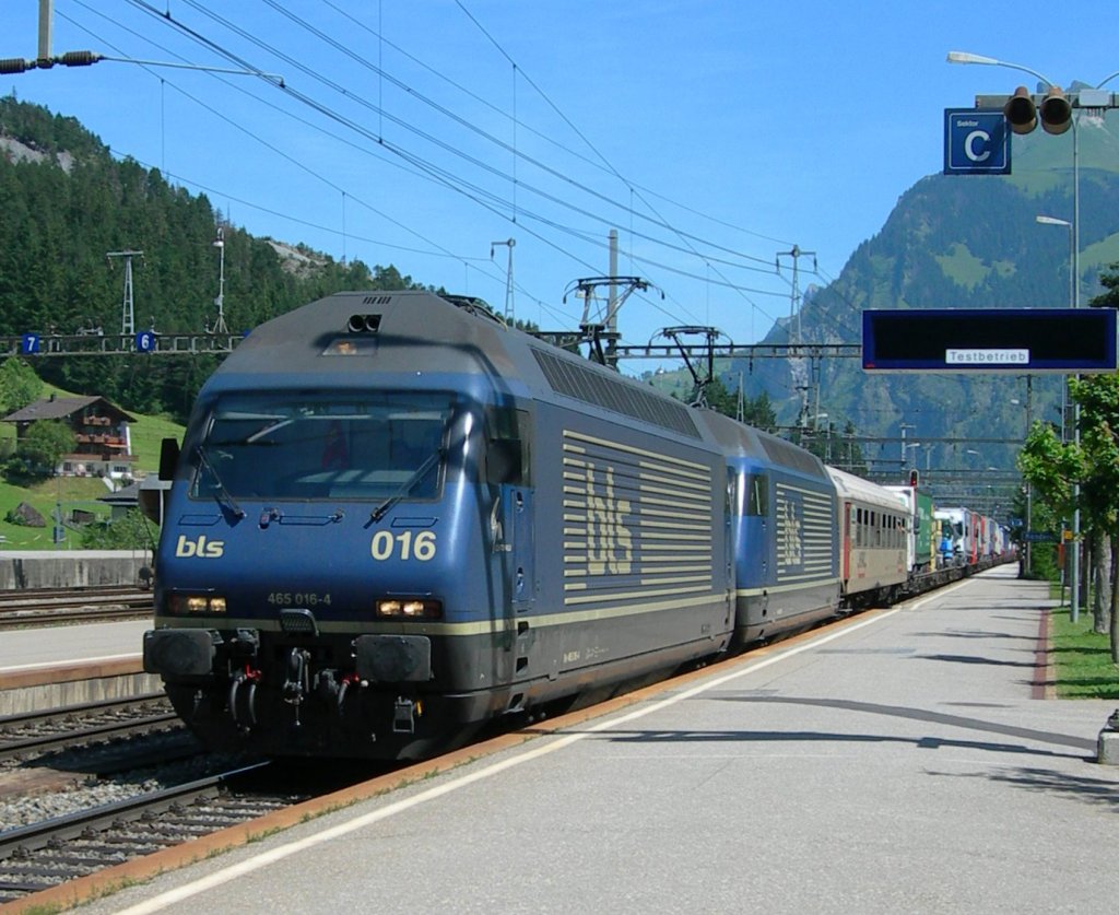 Two BLS Re 465 with a RoLa (Freiburg - Novara) in Kandersteg.
11. 07.2006