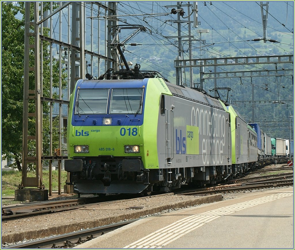 Two BLS Re 485 leave with a Cargo Train Brig. 
29.06.2011