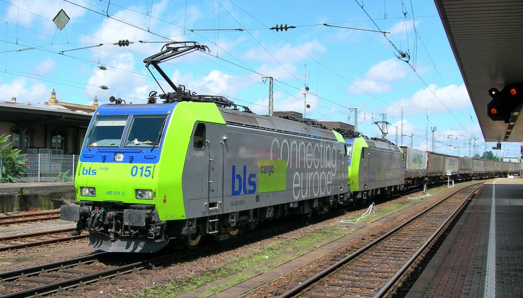 Two BLS Re 485 with a Cargo Train in Basel Bad bf. 
22. 02.2007