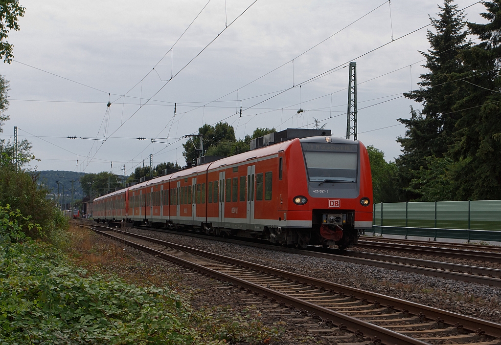 Two coupled electric multiple unit 425 097-3 and 425 593-1 as RE8 (Rhein-Erft Express) runs on 11.08.2011, at Unkel, in direction Mönchengladbach Hbf (north).