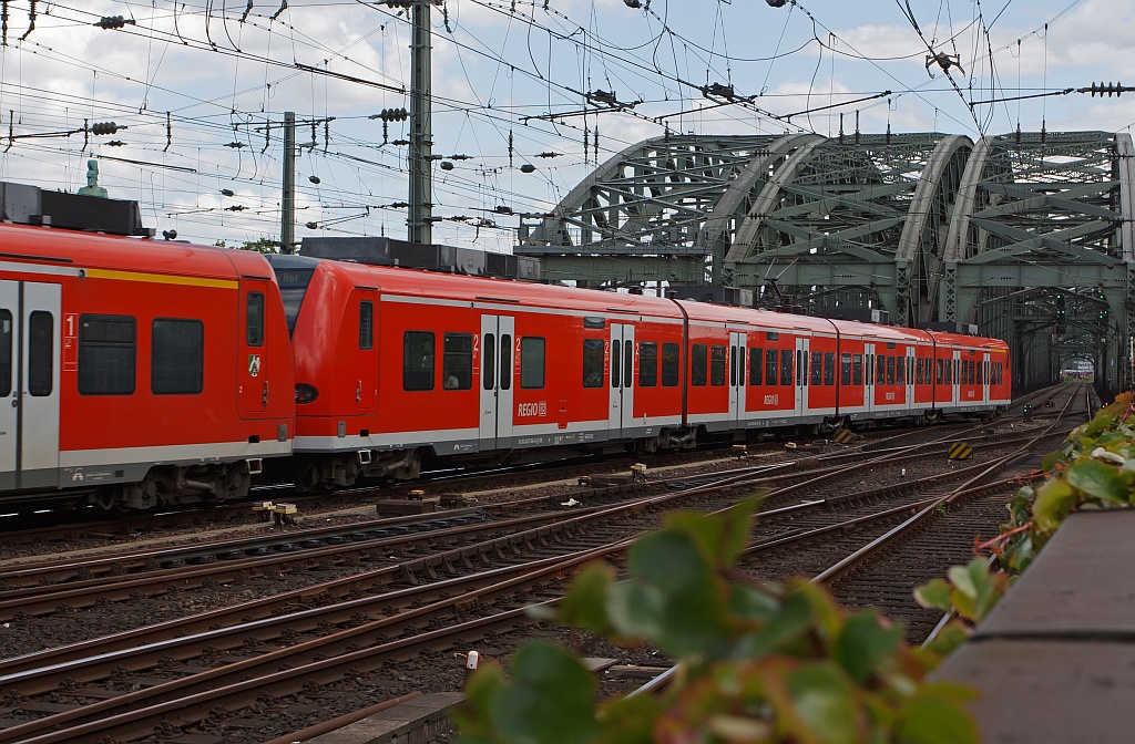 Two coupled electric multiple units 425094-0 and 425092-4,of the DB Regio has left the Cologne Central Station on 07.08.2011 and are now driving them across the Hohenzollern Bridge.