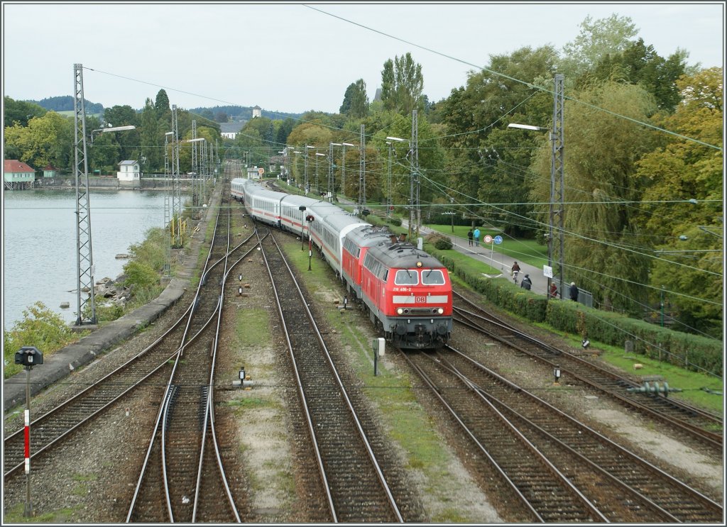 Two DB 218 are arriving with the IC 119 from Mnster to Innsbruck in Lindau main Station. 
20.09.2011