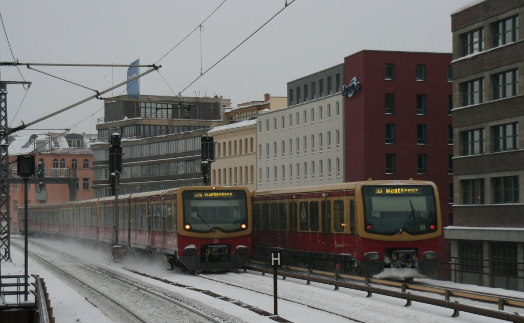 Two DB 481 S-Bahn units are crossing on 10.1.2010 at Berlin-Alexanderplatz.