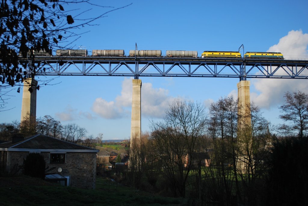 Two diesel engines (type HLD 55) hauling a freight train to Germany over the Moresnet bridge in December 2008. Some days later HLE 18s are taking over the service.
