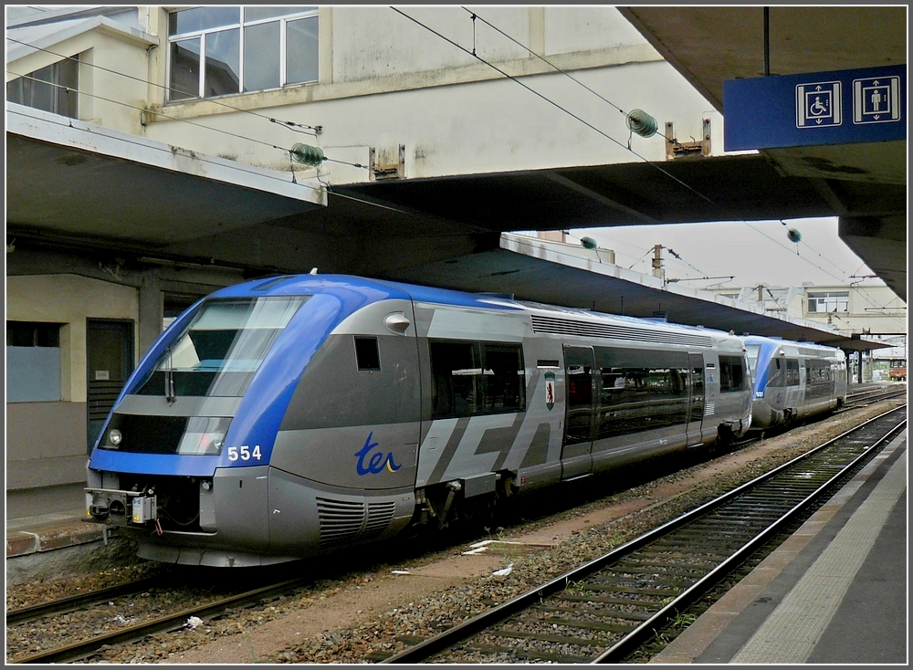 Two diesel multiple units are waiting for passengers at Mulhouse on June 19th, 2010.