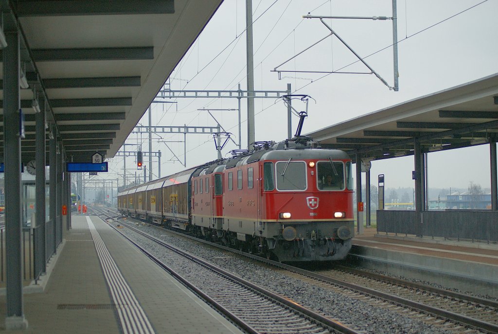 Two Re 4/4 II with a Cargo train in Ins.
07.12.2009