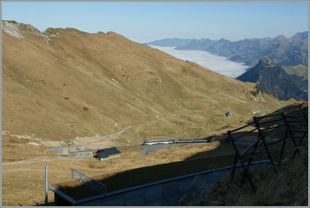 Two Rochers de Naye Beh 4/8 on the way to Montreux just after the Rochers de Naye Summit station.
25.10.2012