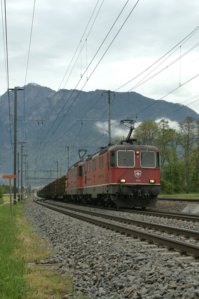 Two SBB Re 4/4 II with a long cargo train by Felsberg...
10.05.2010