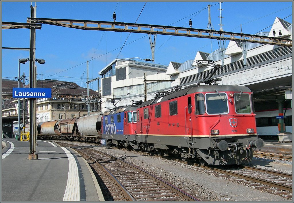 Two SBB Re 4/4 II with a long cargo train to Italy in Lausanne. 
07.10.2010