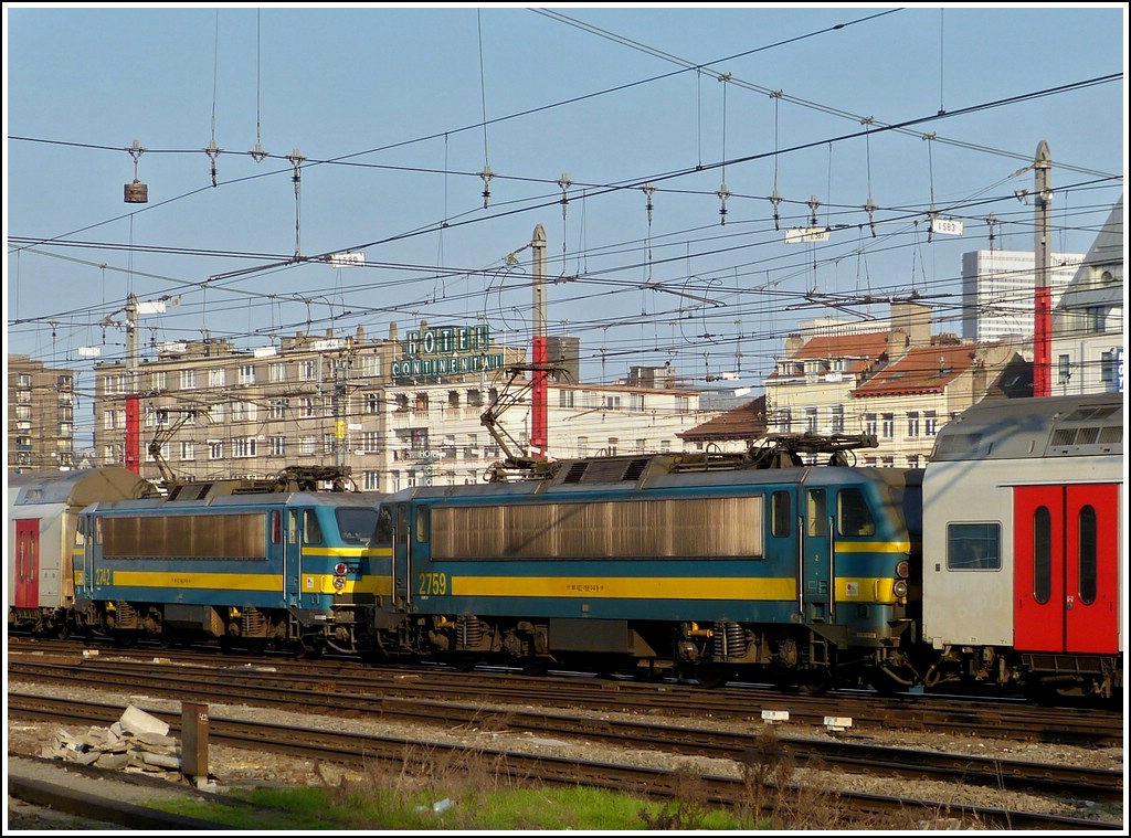 Two Srie 27 engines in the middle of the train Blankenberge/Knokke - Landen taken in Bruxelles Midi on March 23rd, 2012.