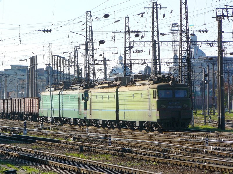 Two VL11 locomotives with a freighttrain leaving the main railwaystation of Lviv. The locomotive in front has the number VL11-0176. Lviv, 07-09-2007.