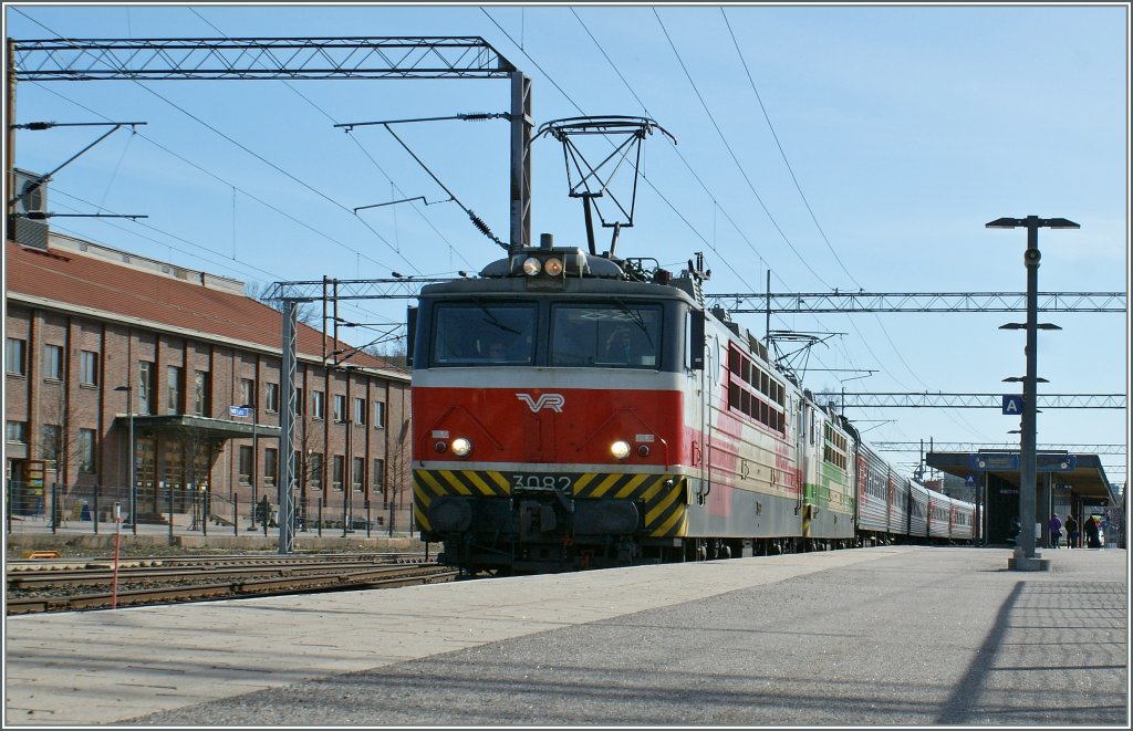 Two VR Sr1 with the P 32 from St Petersburg to Helsinki by the stop in Lahti.
30.04.2012