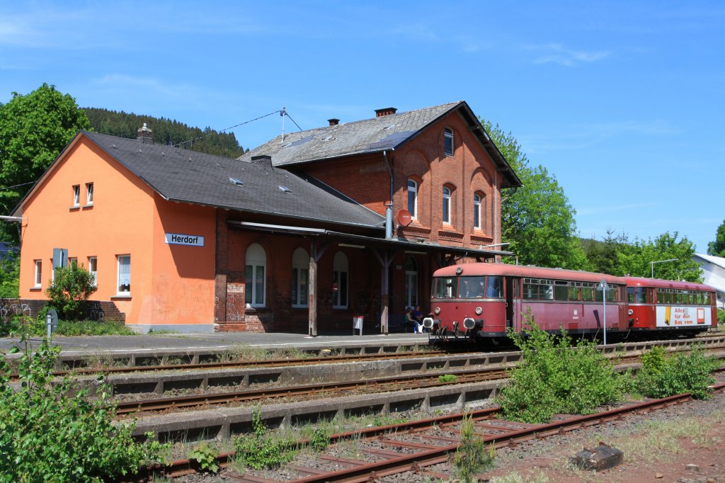 Uerdinger railcar 798 818-1 (Pfalzbahn) with Sidecar 998 880-9 is in the Station Herdorf on 05/08/2011.