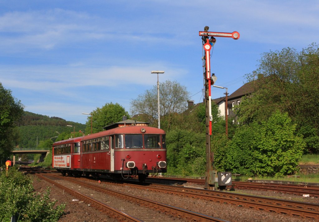 Uerdinger railcar 798 818-1 (Pfalzbahn) with Sidecar 998 880-9 on 05/08/2011 in front of signal box Herdorf Herdorf East (Ho).