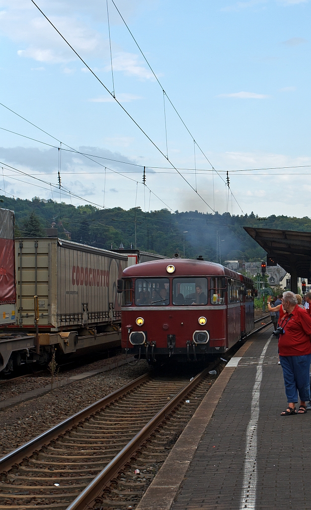 Uerdinger railcar set 798 752-2 and 798 760-5 (two motors) Kasbachtalbahn (owned by the Eifel Bahn) runs on 21.08.2011 by the complainant Linz / Rhine towards Kalenborn.