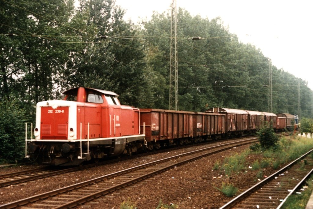 V100 212 239-8 (and in the background 290 377-1) with a freight train at the railway station of Viersen on 26-8-1997. Photo and scan: Date Jan de Vries.